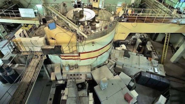 Зал дослідницького ядерного реактора з металевими конструкціями, площадками й обладнанням (ілюстративне фото)