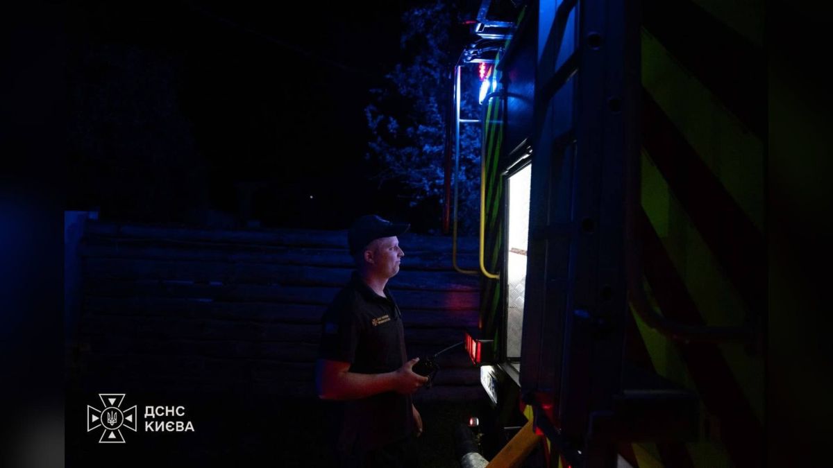 Пожежа у Подільському р-ні: горів двоповерховий будинок Рятувальники гасять пожежу у двоповерховому приватному будинку на вулиці Газопровідній у Подільському р-ні Києва, площа займання — 200 кв. м