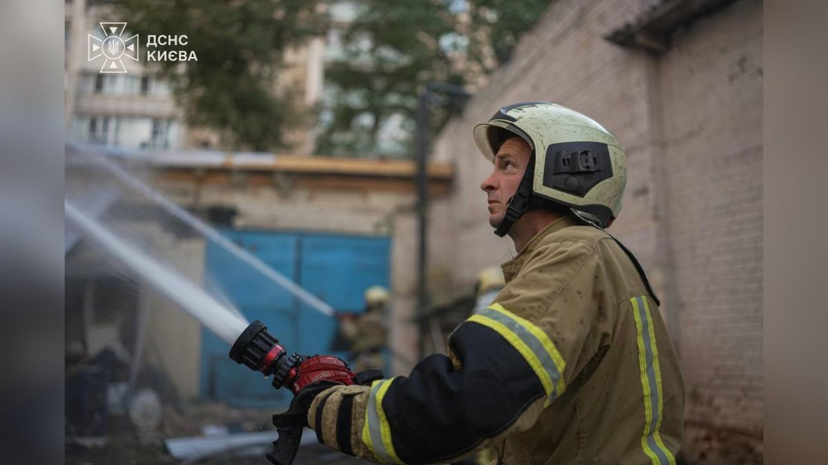Атака на Шевченківський р-н пошкодила будівлі, постраждали 8 людей Рятувальники ліквідували пожежу в Шевченківському р-ні Києва після атаки, постраждали 8 людей