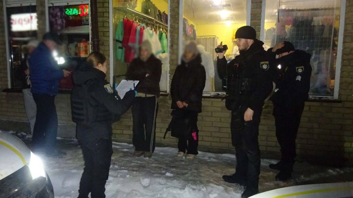 Працівники МВС і затримана 18-річна дівчина