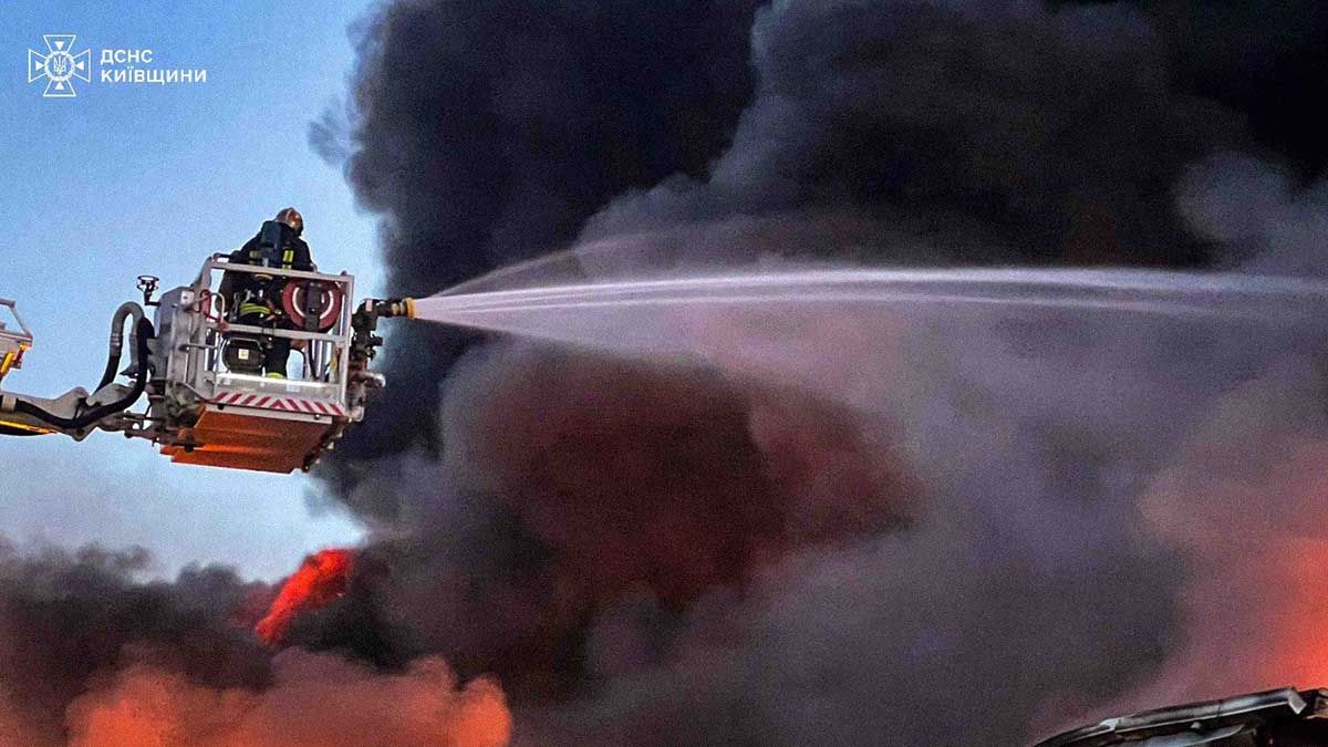 Атака дронами на Вишгородщині: поранені троє людей, знищено гаражі та авто (оновлено)