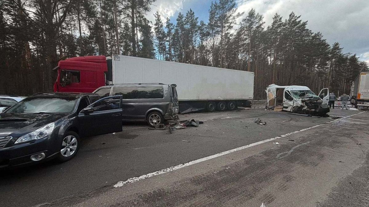 ДТП на Варшавській трасі біля Бородянки: 6 авто, 5 постраждалих