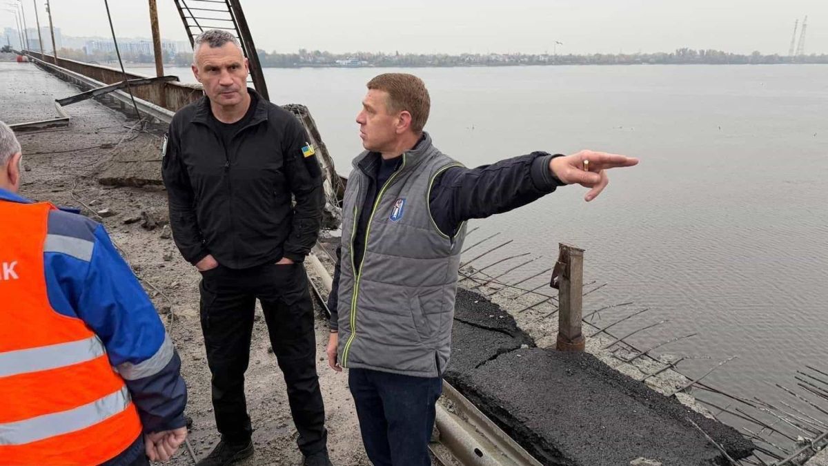 Корецький доручив прискорити відновлення Південного мосту в Києві Віталій Кличко і посадовець КМДА на пошкодженому полотні Південного мосту в Києві: зірваний асфальт і оголена арматура