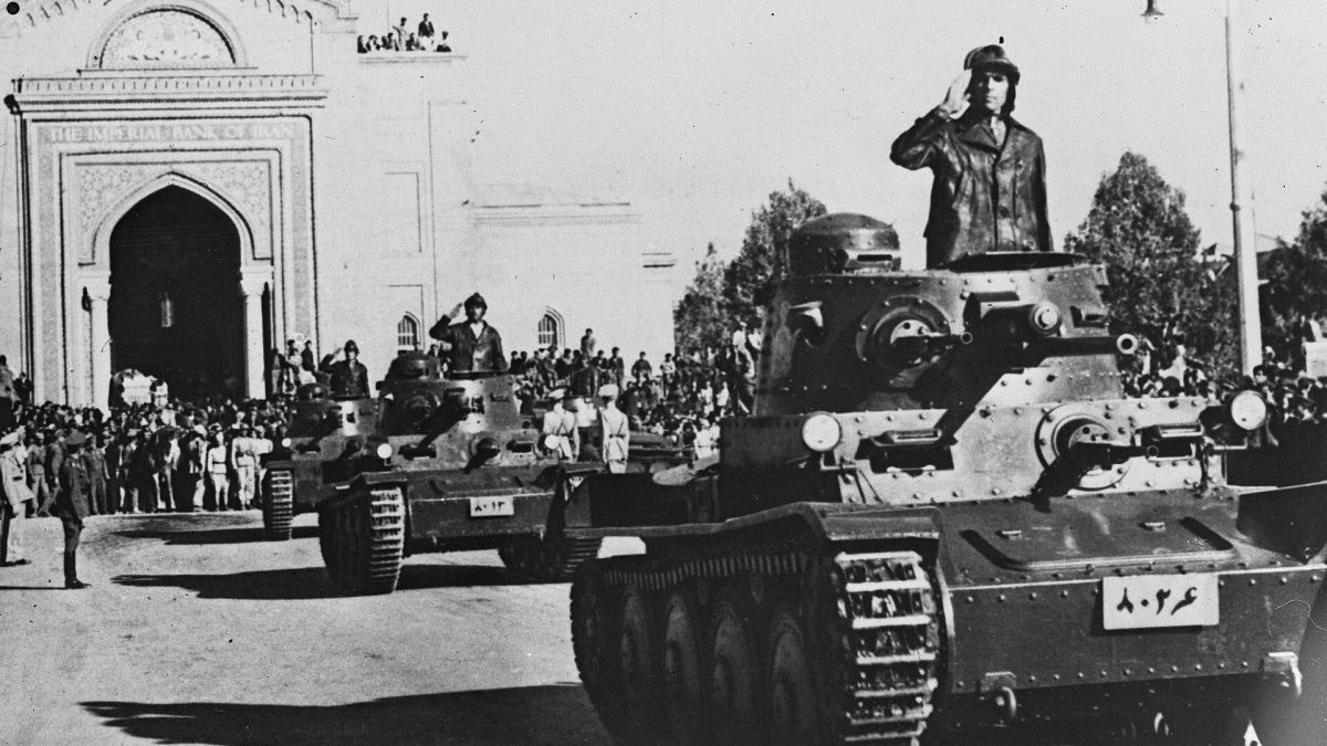 Радянські танки на параді в Тегерані на честь капітуляції Азербайджану, 15 грудня 1946 року
