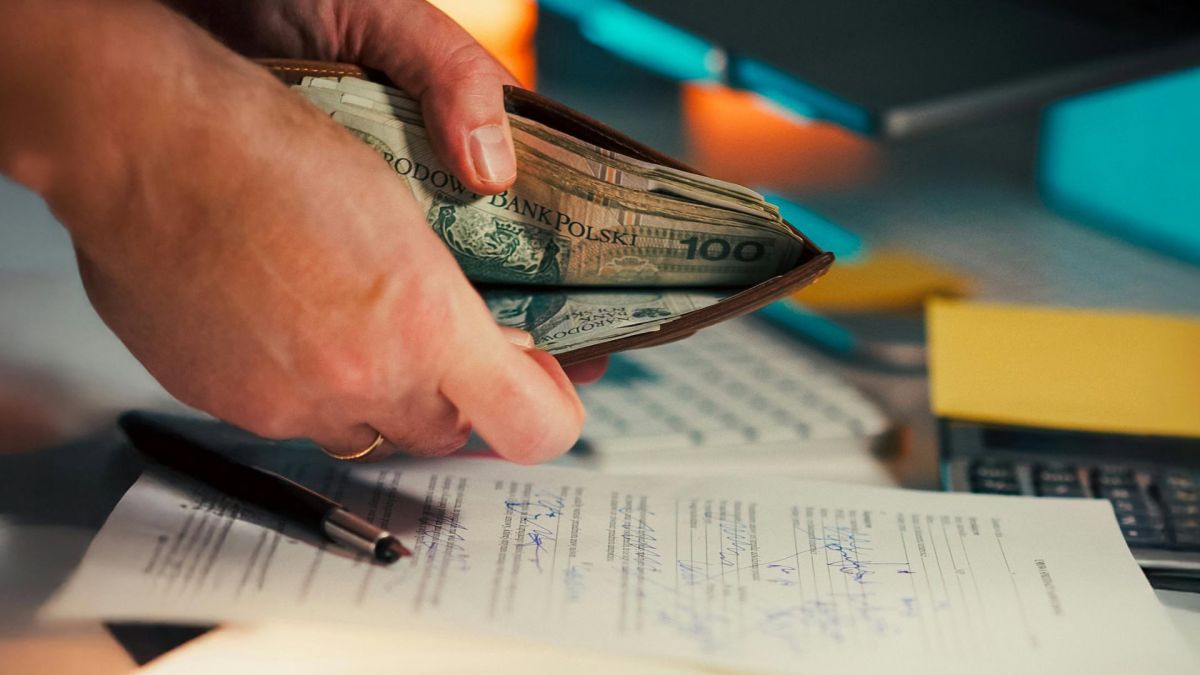 Гаманець із грошима над фінансовими документами — ілюстрація до сервісу сплати податків через Дію