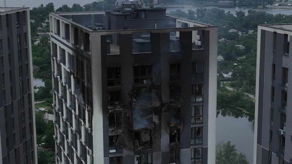 Багатоповерхівка з обгорілими і зруйнованими верхніми поверхами після ракетного удару по Києву 6 липня 2026 року