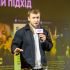 Спікер виступає на Ukrainian Sports Media Week у Києві з мікрофоном Sport Business Media, 16 квітня 2026 року