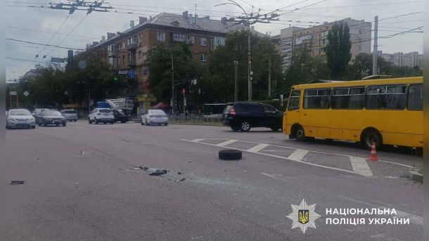 Перехресток проспекту Європейського Союзу та вулиці Вишгородської у Подільському районі після зіткнення Volkswagen і Toyota Prius, вісім осіб госпітал