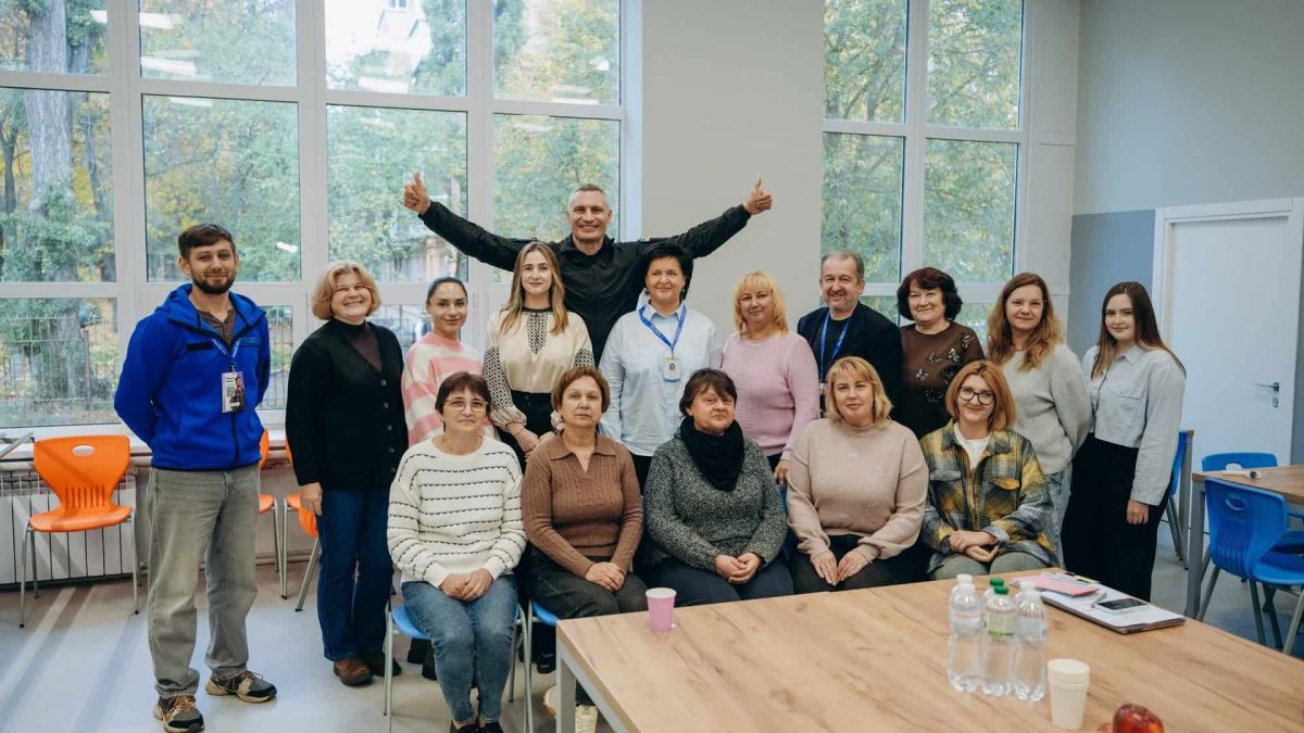 У школі №67 у Києві провели круглий стіл про безпечне харчування Учасники круглого столу зі шкільного харчування на груповому фото в їдальні школи №67 у Києві
