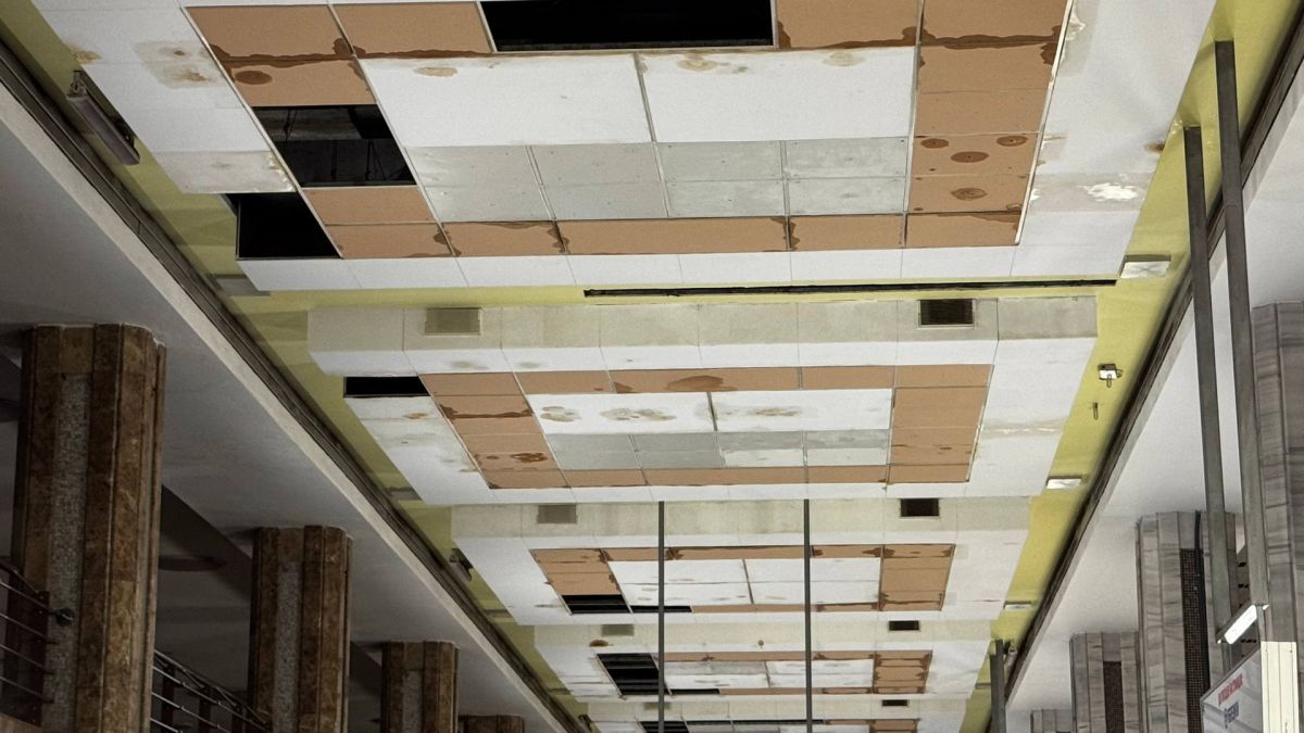 Підвісна стеля станції метро «Іподром» у Києві з мокрими плямами від протікань ґрунтових вод та відкритими технічними отворами