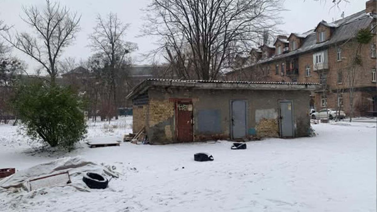 Сміттєзбірник на території архітектурного ансамблю на Звіринці