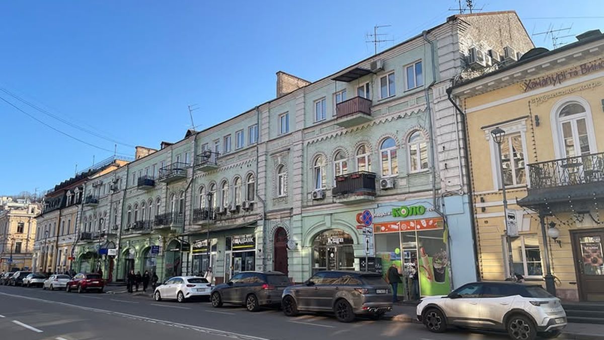 Триповерхова цегляна кам'яниця кінця XIX століття у стилі неоренесансу на вулиці Петра Сагайдачного, 25а на Подолі в Києві — пам'ятка архітектури місцевого значення