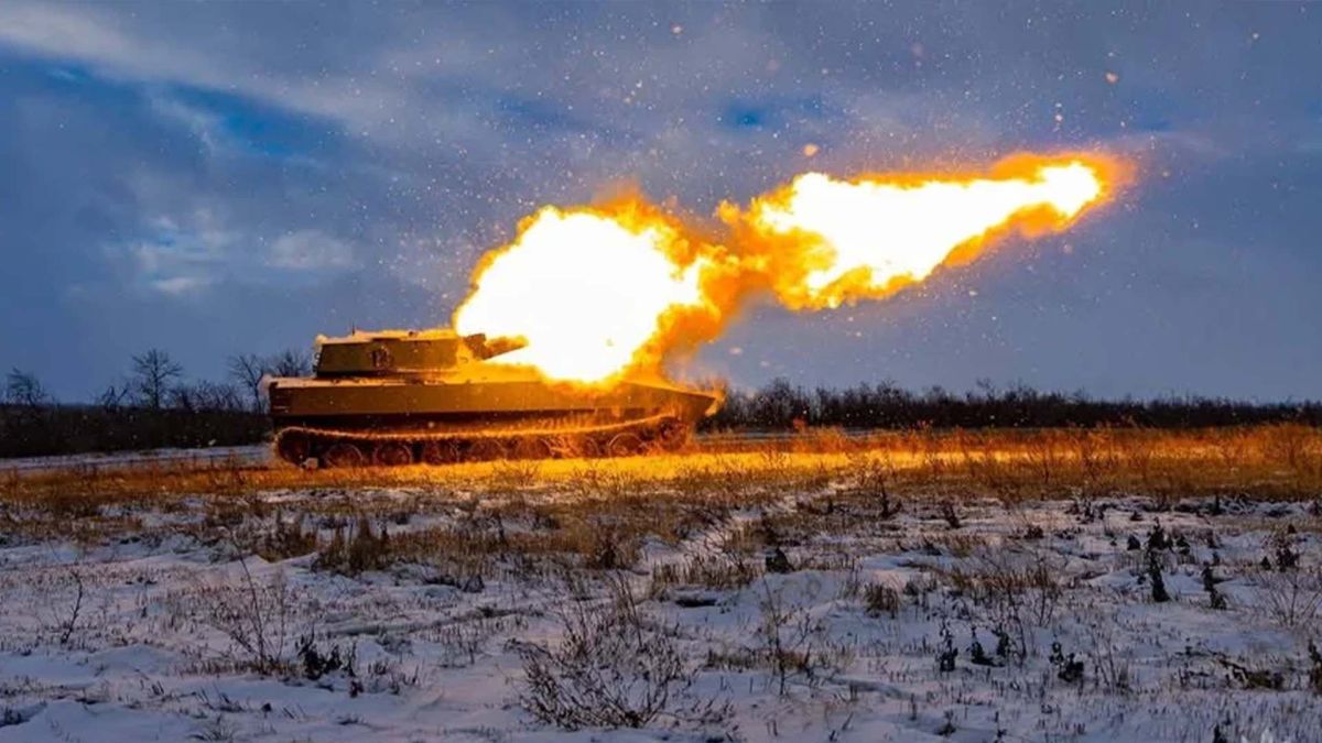 САУ на засніженій території в момент пострілу