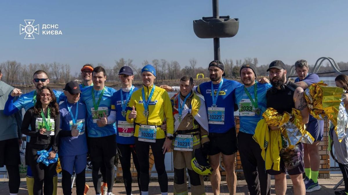 Рятувальники ДСНС Києва після фінішу благодійного забігу Race for Ukraine на 10 км