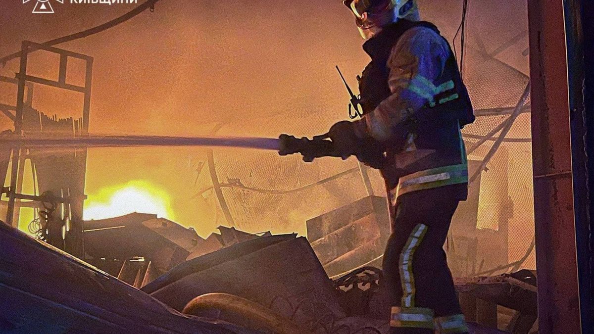 Три атаки на Київ за тиждень: 10 загиблих і витік аміаку Рятувальники ДСНС працюють на місці балістичного удару по житловому масиву Києва — 9 загиблих, понад 30 поранених, зруйновано близько 20 будинків