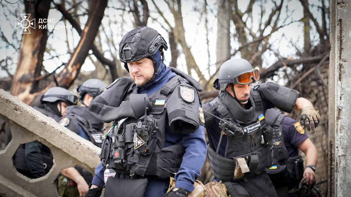 Вишневе: 300 рятувальників четверту добу ліквідують наслідки обстрілу Рятувальники ДСНС ліквідують наслідки ворожого обстрілу у Вишневому четверту добу, задіяно понад 300 осіб і 106 одиниць техніки