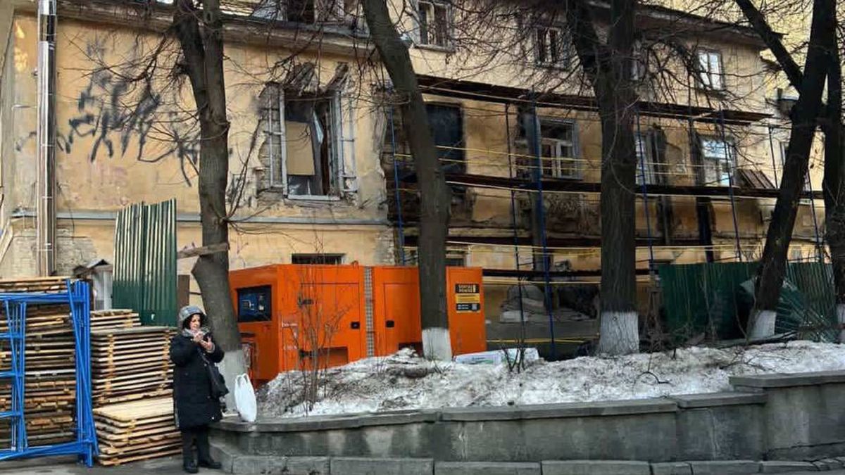 Будівельні риштування навколо «Будинку з хлібною лавкою» на Ярославовому Валу, 27 — роботи без дозволу КМДА