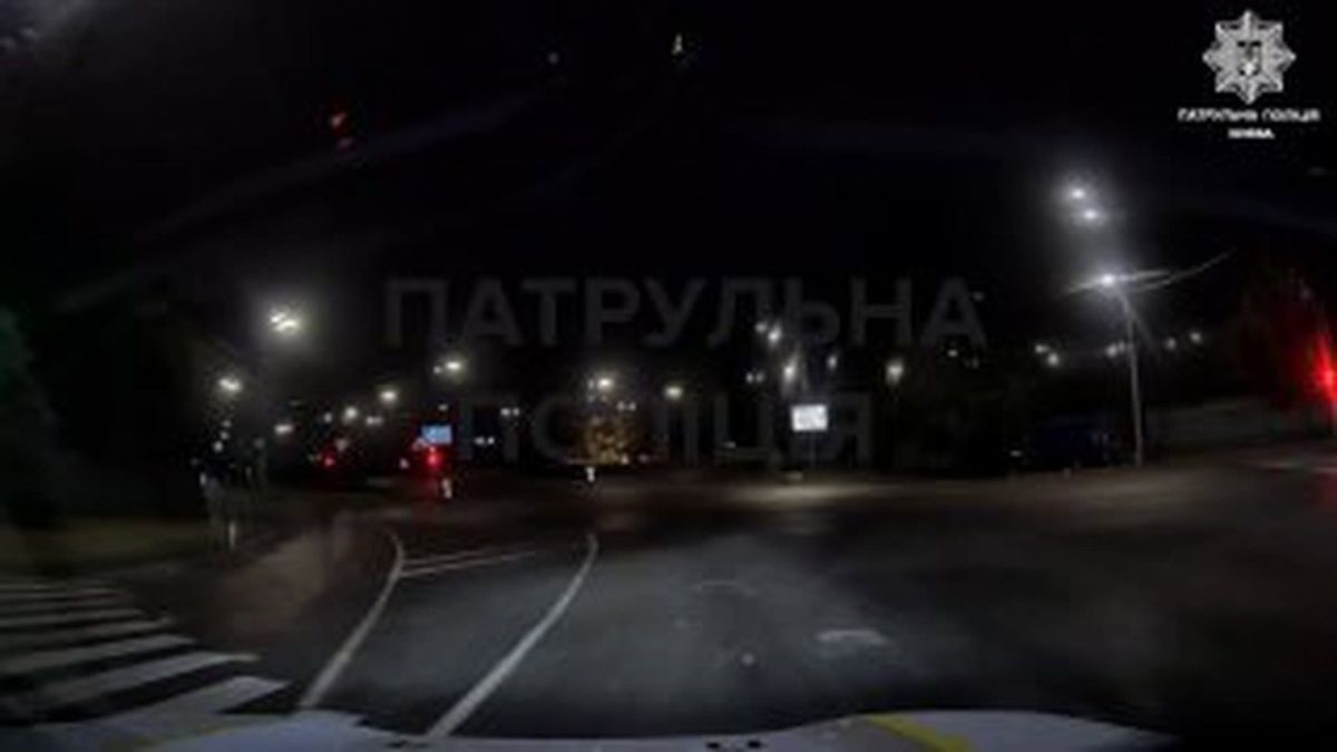 Печерськ: патрульні зупинили п'яну водійку Mercedes на зустрічній смузі Патрульні у Печерському районі Києва зупинили водійку Mercedes, яка їхала зустрічкою з показником 1,20 проміле алкоголю