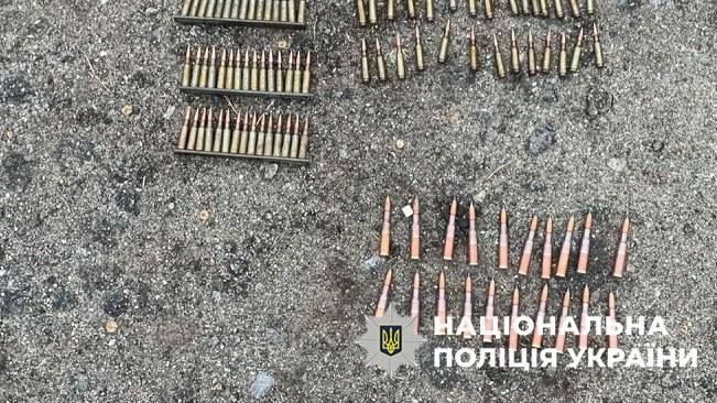 У Києві затримали чоловіка з гранатами й набоями просто на вулиці: «подарунок» від друга