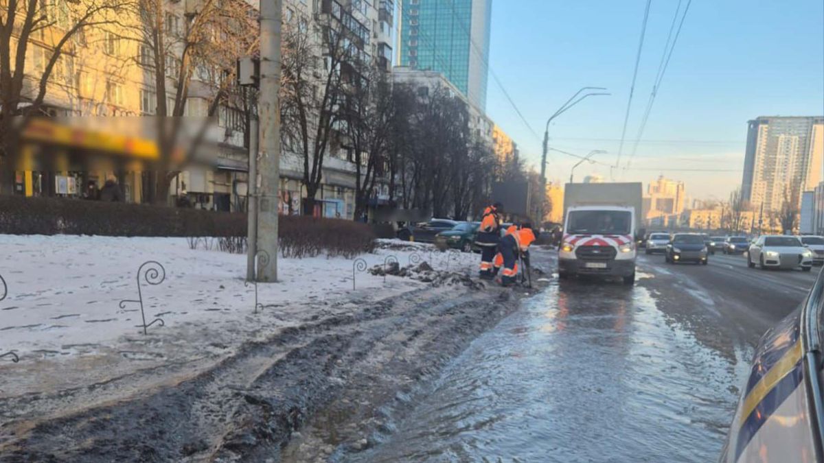 Місце прориву води, яка тече по частині дороги