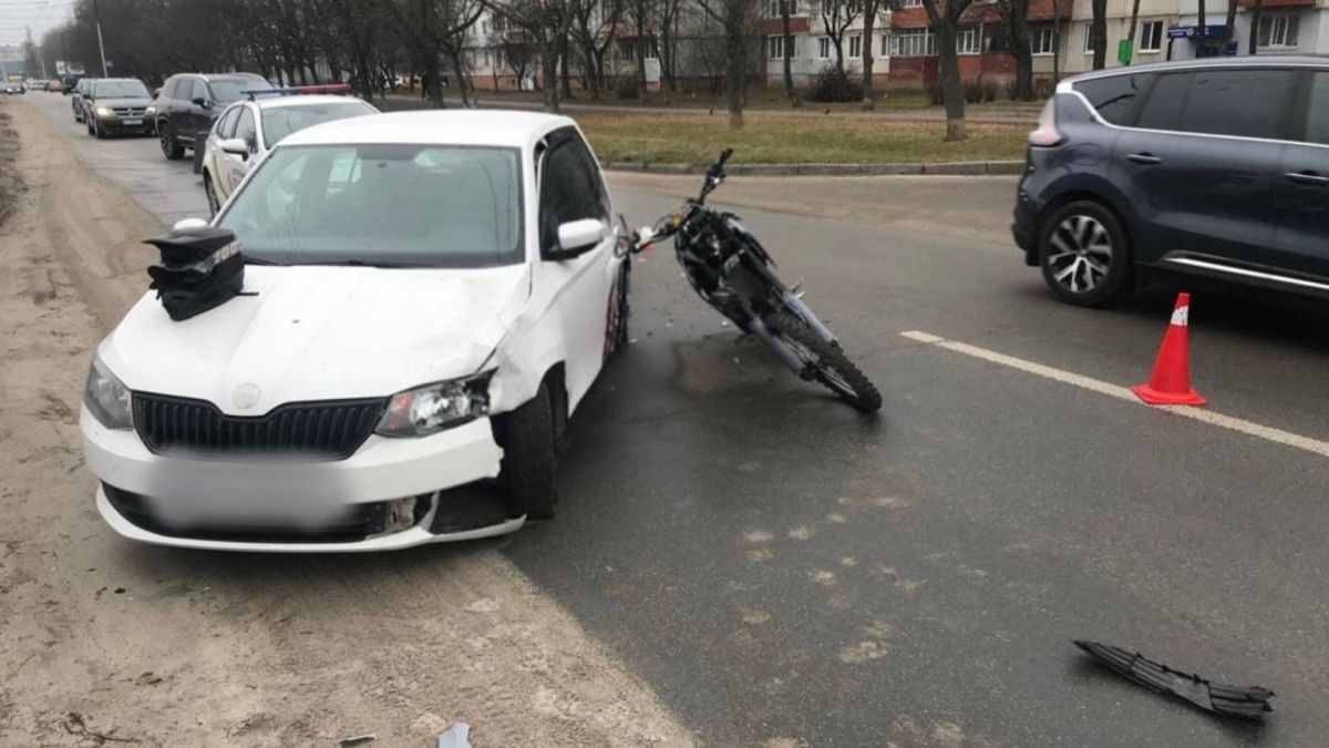 ДТП у Білій Церкві: мотоцикліст та водійка легковика в лікарні Наслідки зіткнення легковика Skoda Fabia та мотоцикла KOVI Advance у Білій Церкві на Київщині