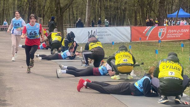 Школярі змагаються у кросовому біатлоні на вогневому рубежі під час районного етапу шкільних ліг Пліч-о-пліч у Києві