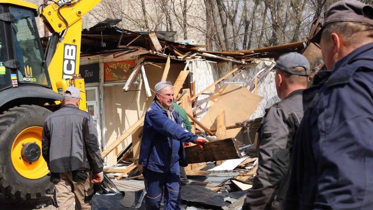 КП «Київблагоустрій» демонтував 40 незаконних об’єктів і повернув місту Команда «Київблагоустрою» з екскаватором JCB зносить незаконну споруду-кіоск у Києві