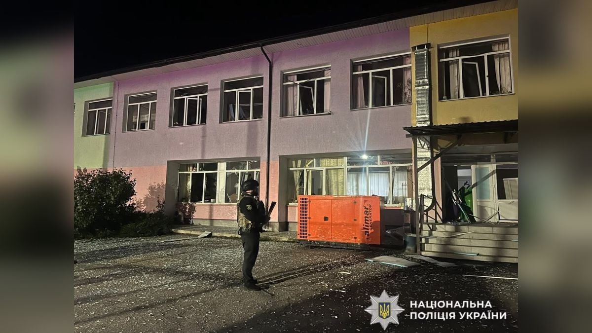 Поліцейські документують наслідки ворожої атаки на Київщині, де загинули двоє дітей та жінка, ще троє постраждали