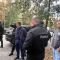 Головні новини Києва | Kyiv.News Поліцейські та прокурор на вулиці в Києві під час затримання чоловіка, якого підозрюють у виманюванні грошей від імені НАБУ