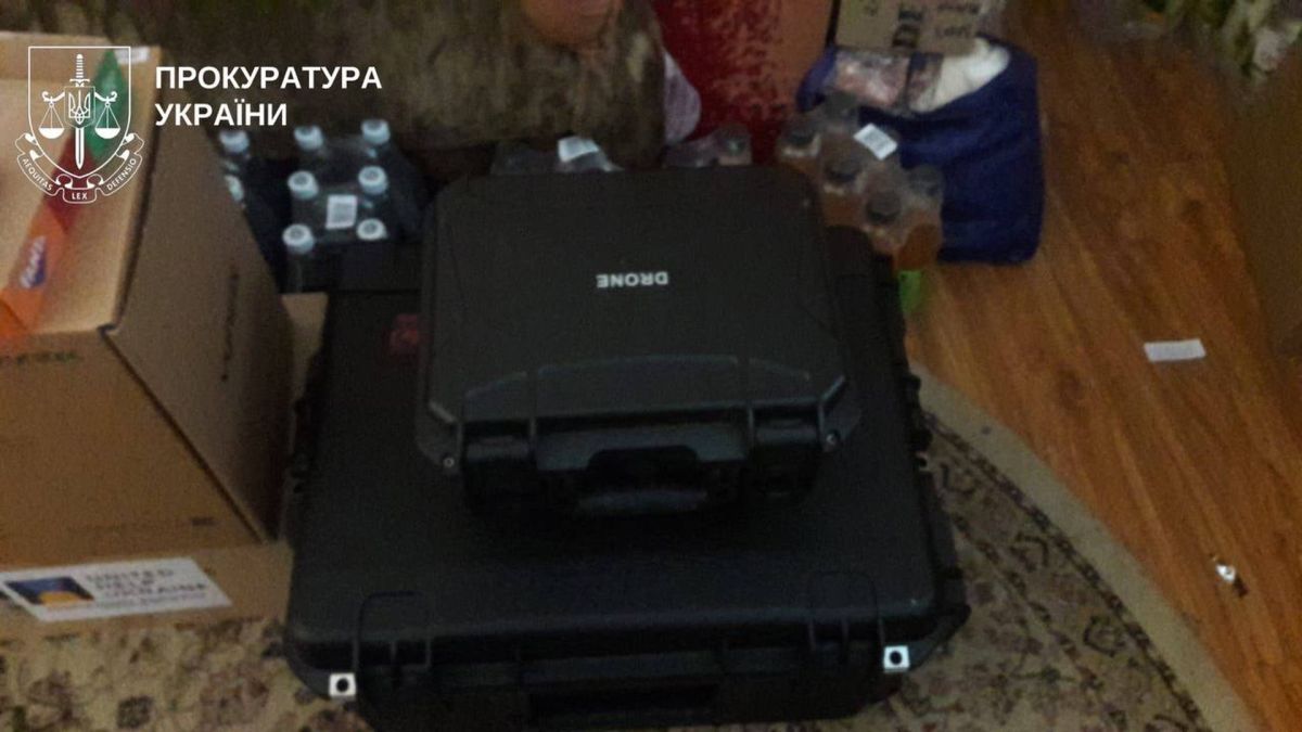 Вилучені під час обшуку кейси з написом DRONE та інша гуманітарна допомога у справі про незаконний продаж безпілотників громадянином Польщі