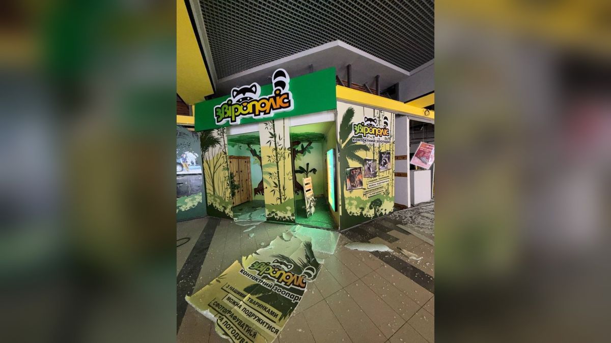Вхід до контактного зоопарку «Звірополіс» у ТРЦ Cosmo Multimall після атаки: зірвана вивіска, скло на підлозі