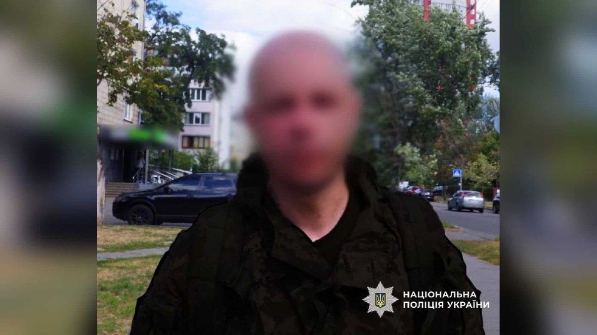 Поліцейські затримали 35-річного киянина зі збутом канабісу та амфетаміну у Дніпровському районі Києва