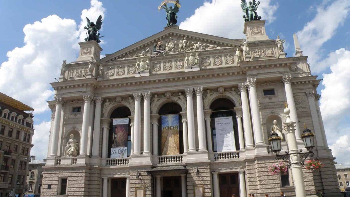 Фасад Львівського національного театру опери та балету імені Соломії Крушельницької з колонами і скульптурами