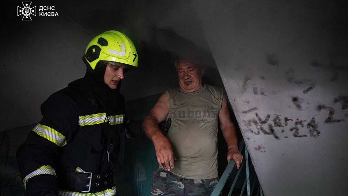 Пожежа на Оболоні: евакуйовано п’ятьох людей і врятовано песика