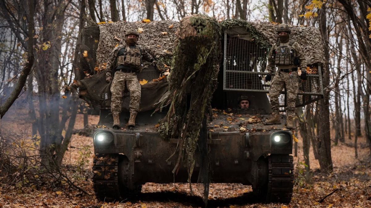 Бійці ЗСУ на бойовій машині