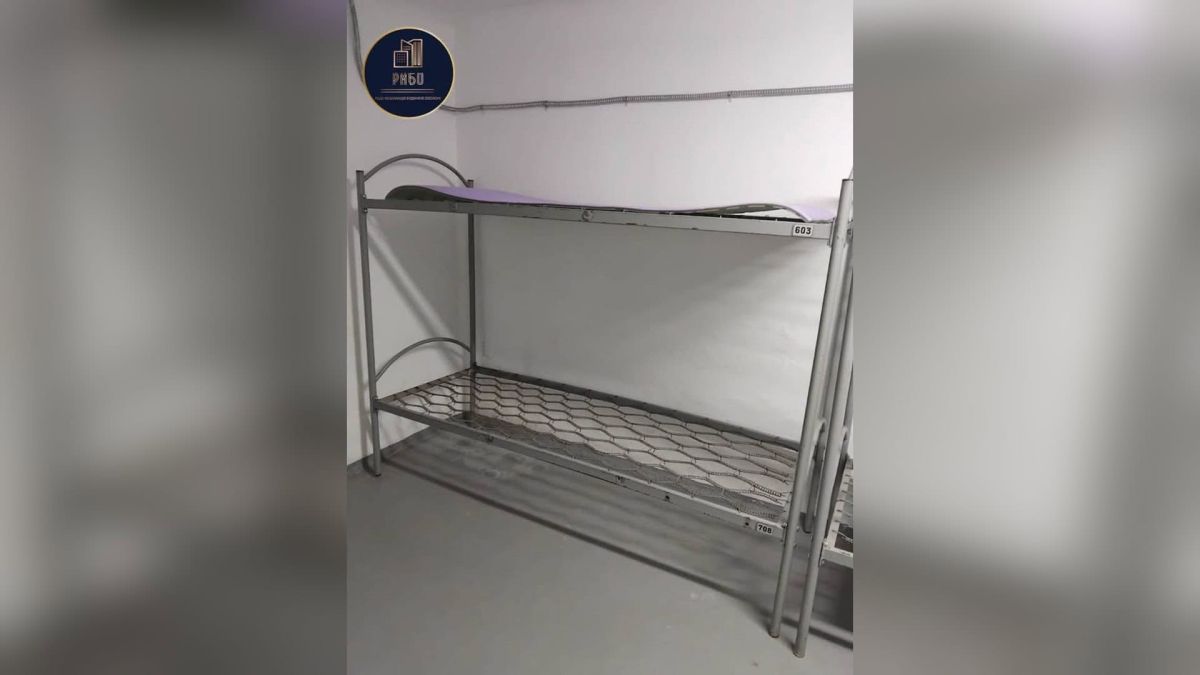 Двоярусне металеве ліжко в комунальному укритті на вул. Сокальській на Оболоні