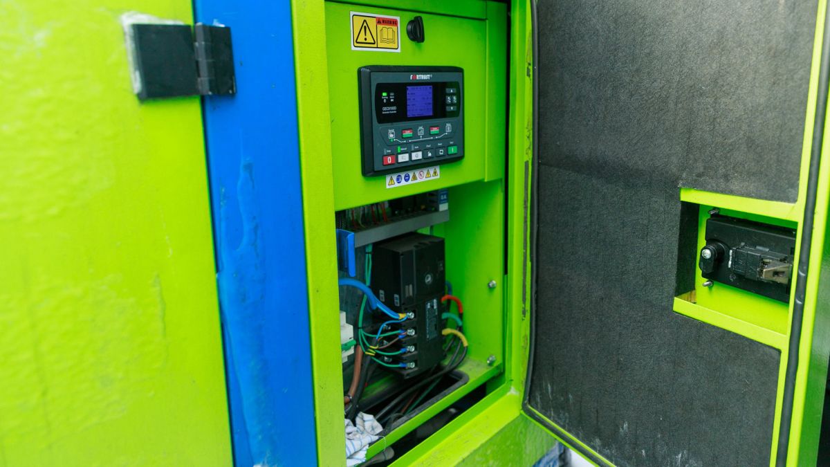 Великий генератор із відкритими дверцятами