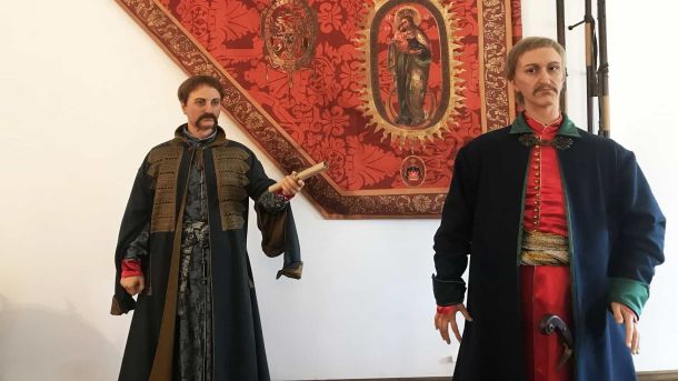 Фігури Івана Мазепи і Пилипа Орлика в Батуринському музеї