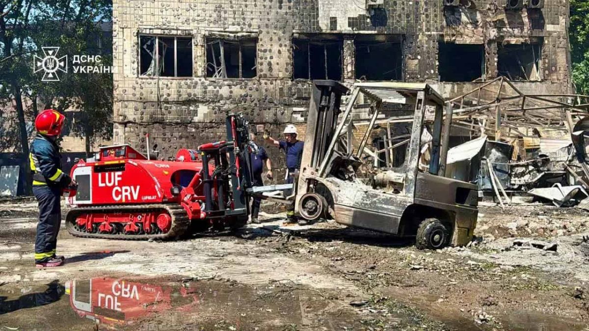 Обстріл Києва: рятувальники деблокували тіло загиблої людини, 26 поранених