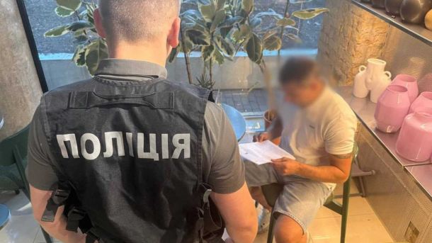У Києві ОЗГ підробляла паспорти і заволоділа квартирами на 2,6 млн Поліцейські Києва повідомили про підозру п'ятьом членам ОЗГ, яка підробляла паспорти і заволоділа квартирами на 2,6 млн грн