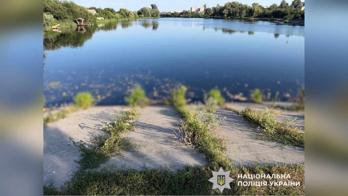 Поліція Київщини оглядає берег водойми у селі Петропавлівська Борщагівка, де виявлено загиблу рибу через забруднення води