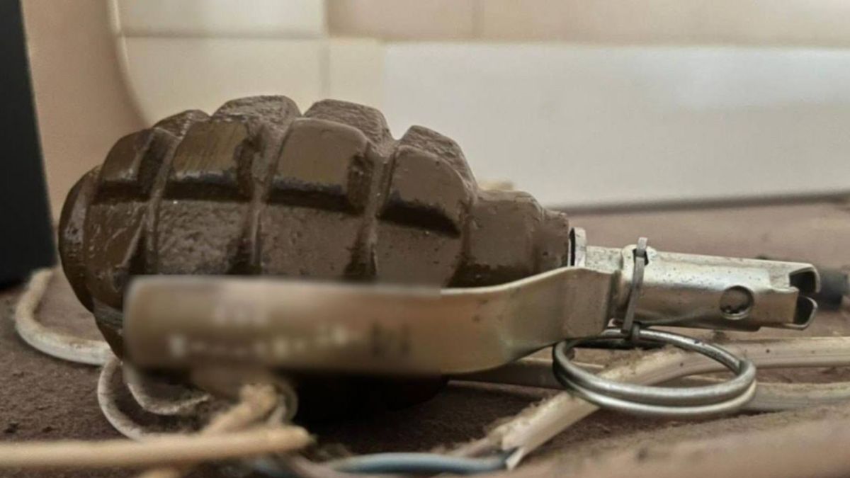 Граната Ф-1 з запалом, вилучена поліцією у квартирі на вулиці Градинській у Деснянському районі Києва
