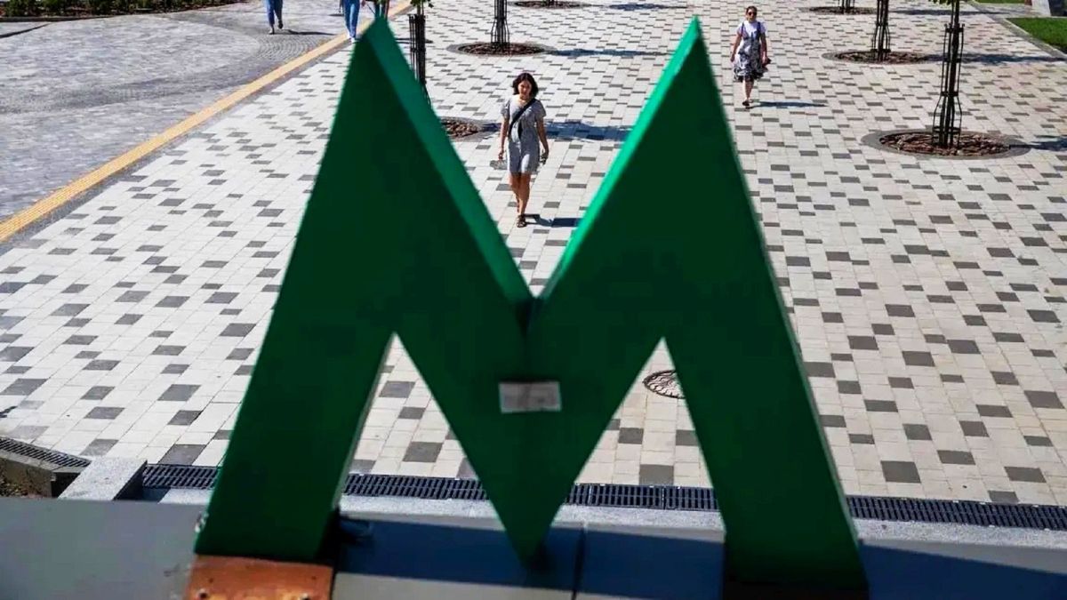 У Києві на станції метро «Теремки» обвалилася стеля Велика літера «М», на тлі йдуть люди