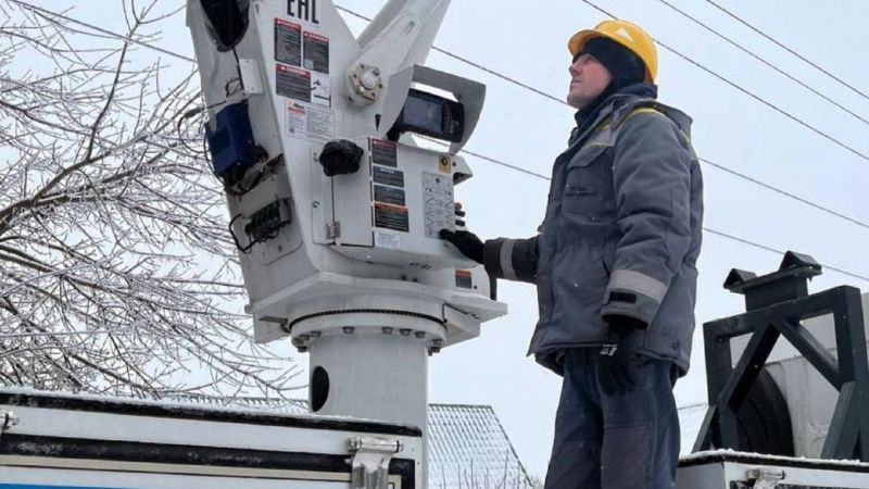 Співробітник ДТЕК під час ремонту лінії електропередачі