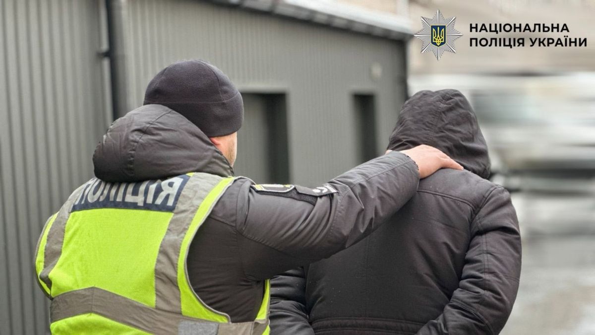 Упродовж 2025 року поліція Києва розкрила усі розбійні напади та 167 із 168 грабежів Правоохоронець веде затриманого в наручниках