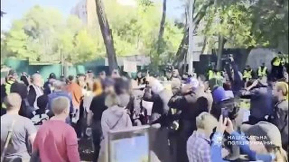 У Голосіївському р-ні затримали підозрюваного в організації сутички з поліцією Поліцейські затримують підозрюваного у сутичці під час мирної акції на вулиці Теремківській у Голосіївському р-ні