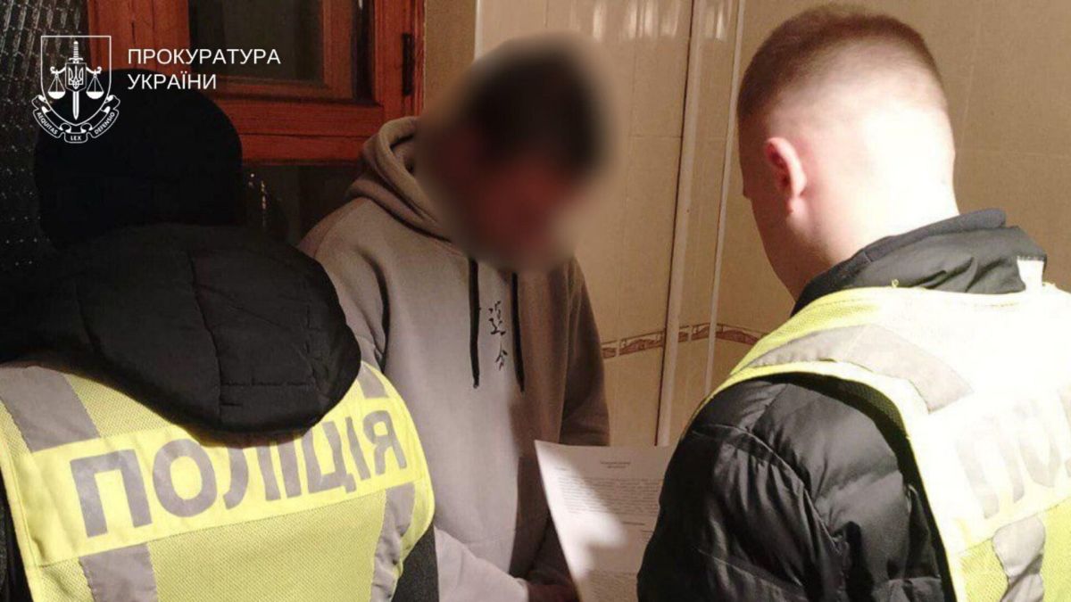 Поліція затримує одного з трьох підозрюваних у нападі на військового