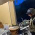 Поліцейський у бронежилеті та шоломі оглядає зруйновану кімнату приватного будинку після ракетного удару на Київщині 14 травня 2026 року