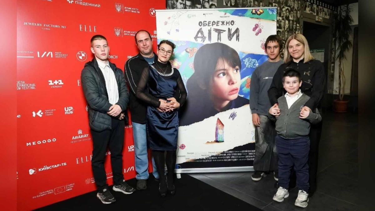 Документальний фільм «Обережно: діти» про досвід війни виходить у прокат у Києві Постер документального фільму «Обережно: діти» про досвід українських дітей під час війни, прокат у Києві з 24 вересня