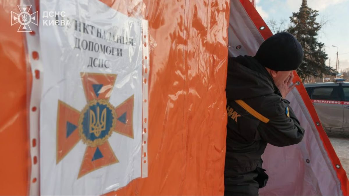 Рятувальник ДСНС надає допомогу постраждалій після ворожої атаки на Київ